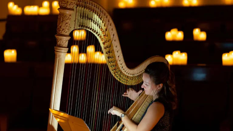 Béatrice Guillermin à la harpe et Suzanne Marie au violon, concert à la bougie